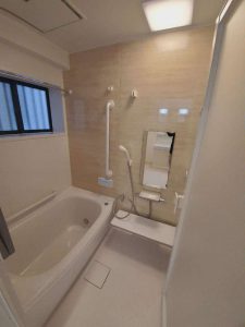 室内空間とマッチした浴室で長湯が楽しめそうです。