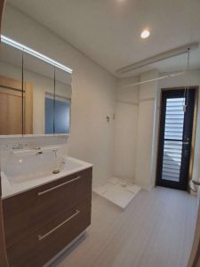 将来、子どもたちの物のスペース確保の為にゆとりのある洗面化粧台にしました。