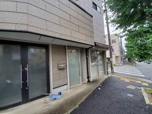 住まいにするには硝子張りでは室内が丸見えで防犯上危険です。