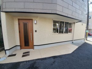 玄関前にスペースを設けることで、趣のある佇まいになりました。