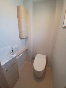 収納棚を撤去してすっきりとしたトイレ空間になりました。