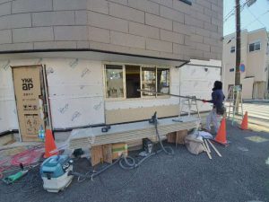 玄関ドアを新調して壁を作りました。