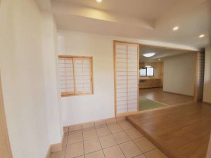 玄関ホールは広くて明るいゆとりの空間に仕上がりました。