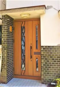 唐草装飾のエレガントなデザインが玄関を引き締めます。