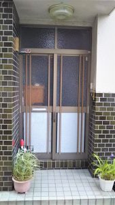 ガラス引戸のため室内が丸見えで防犯上に難点がありました