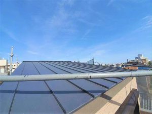 （工事中）青空に映える美しい屋根です