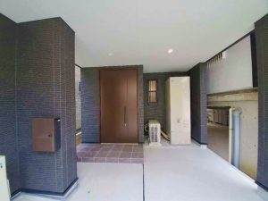 玄関前に駐車スペースがありとても便利です