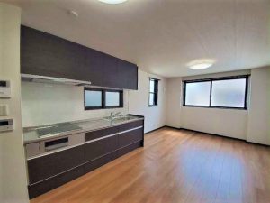 窓の位置に配慮した、室内に光が降り注ぎます