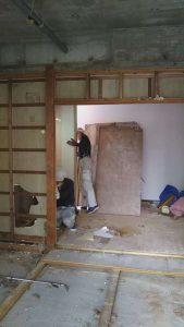 スケルトンにして工事を進めています。