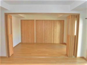 採光タイプの折れ戸は室内に光を取り込みます。どんなインテリアにもコーディネートしやすい木目柄のデザインにしました。