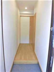 玄関ホールを設けてプライバシーが保てるように配慮しました。