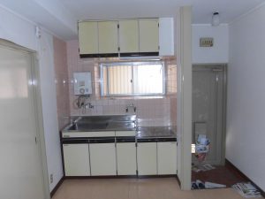 玄関とキッチンが直結し、室内が丸見えでした。