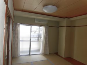 間仕切りが多くキッチンまで光が届きません。