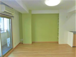 グリーンのアクセントカラーが室内を爽やかに演出します。棚を造作してデッドスペースが有効活用できました