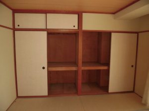 壁一面の押入には収納できるものが限られています。