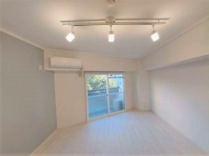 ベランダに出る窓には遮音性・断熱性に優れた窓に。心地よい日差しが差し込む室内が生まれました。