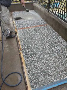 【工事中】玉砂利を洗い最後の仕上げです