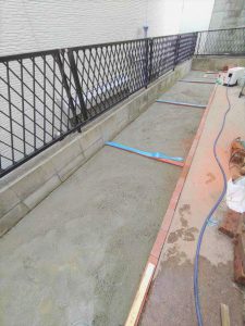 【工事中】コンクリートで舗装することで雑草取りから解放されます