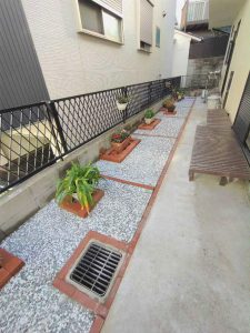 奥様がレイアウトされたレンガがアクセントになり植物が引き立ちます。