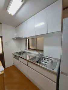 ステンレストップと設備、取っ手をシルバーにして色味を統一。ホワイトシカモアの扉カラーが一層引き立ちます。収納スペースをたっぷり確保しました。