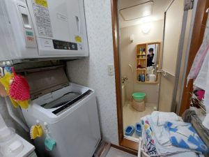 浴室ドアの開口部が狭く段差があり将来的に不安がありました。