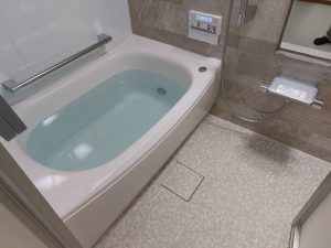 つかり心地を考慮した浴槽は曲線のあるフォルムでお手入れも便利です。