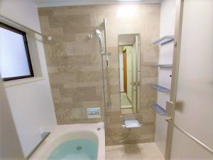 ＴＯＴＯカタログ表紙のデザインを参考に洗練された空間になりました。「ほっカラリ床」「コンフォートシャワーバー」など機能性を追求しました。