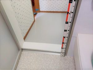 段差を少なくして足元を気にしないで入浴できます。