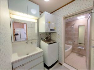 クロスはフィルム汚れ防止壁紙をセレクト。柔らかな花柄がお気に入りの空間になりました。