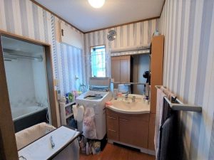 用途に合わせた洗剤、詰替え用洗剤を収納するには隙間収納では限界がありました。