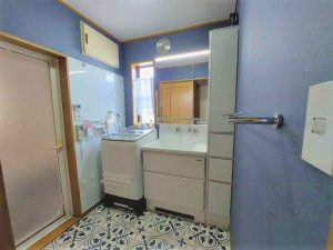 トールユニットに洗濯用品をきれいに収納しました。無駄な隙間もなく洗濯機と洗面台がフラットで広々とした洗面室になりました。また、ビビットな内装に奥様のセンスが光ります。