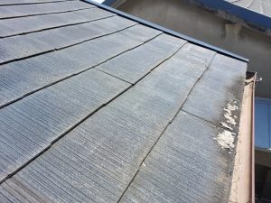 経年劣化による剥がれが目立ちます。