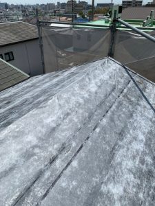 古い屋根の上に防水シートをかぶせます。