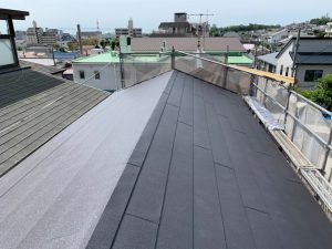 防水シートの上に新しい屋根を葺き替えました。