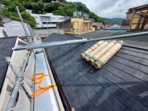 防水シートなど材料を運び、いよいよ工事が始まるます。