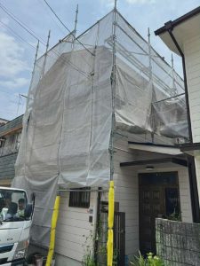 隣家と密接しているため、足場に最善の注意を払います。
