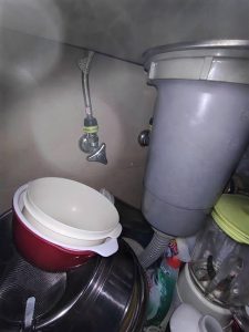 開き扉の収まりが悪く、調理器具の収納に不便を感じていました。