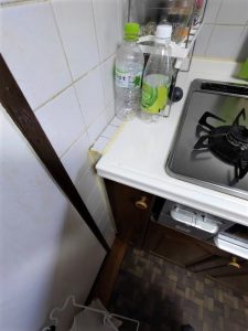 コンロ横に物を置くことで調理中に気が抜けません。