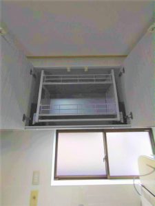 ラックが目の高さまで下ろせるダウンウォール吊戸棚。