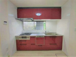 横幅いっぱいに取付けたシステムキッチンが家のシンボルに。笑顔がキッチンに溢れています。