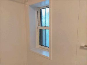 断熱窓が外気をシャットダウン。より暖かい浴室になりました。