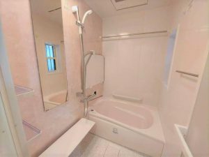 白を基調とした上品な仕上がりです。　リラックスしてお風呂を楽しむゆとりが生まれました。