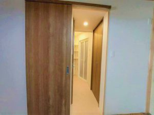 奥の白いドアは浴室です。収納や棚を造作して家事動線もスムーズに。