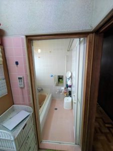 タイル張りの浴室は寒くヒートショックが心配でした。