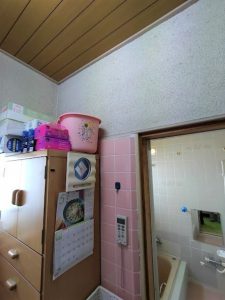 洗面室はゆったりとした空間があり収納にまとまりがありません。