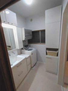 ＴＯＴＯ製でコーディネートした洗面室は空間が整理され、家事動線がスムーズです。