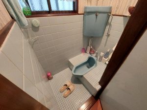 段差のある和式トイレです。