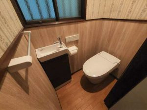 熱望されたタンクレストイレ。既存クロスを生かしたコーディネート。随所に奥様のセンスが光ります。