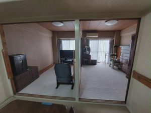 ベランダ側に部屋がありリビングまで光が入ってきません。