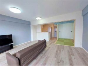 アンティーク風の床材とやわらかなブルーが爽やかな空間に。